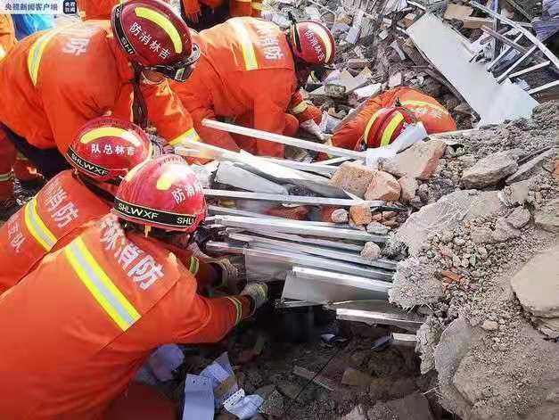 河北张家口市一菜市场发生火灾，已致8人遇难15人受伤